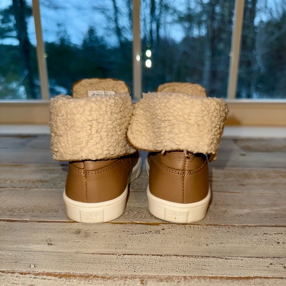 Freshly Picked Almond Sherpa Boots toddler size 6 in excellent condition unisex - Picture 11 of 12